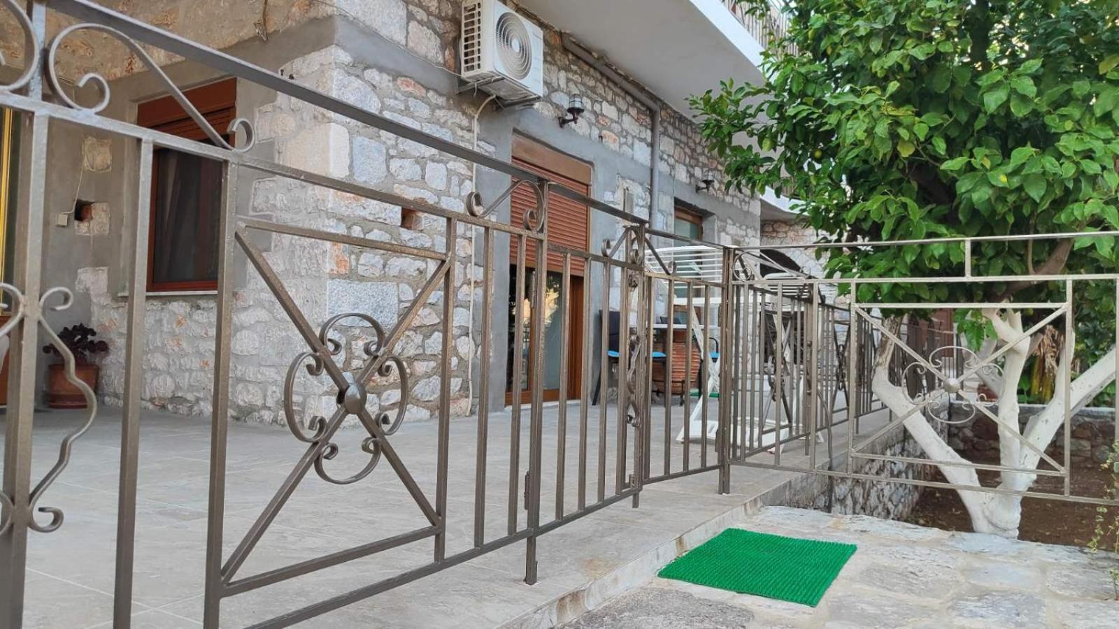 Traditional House Alepis In Areopolis Exterior photo